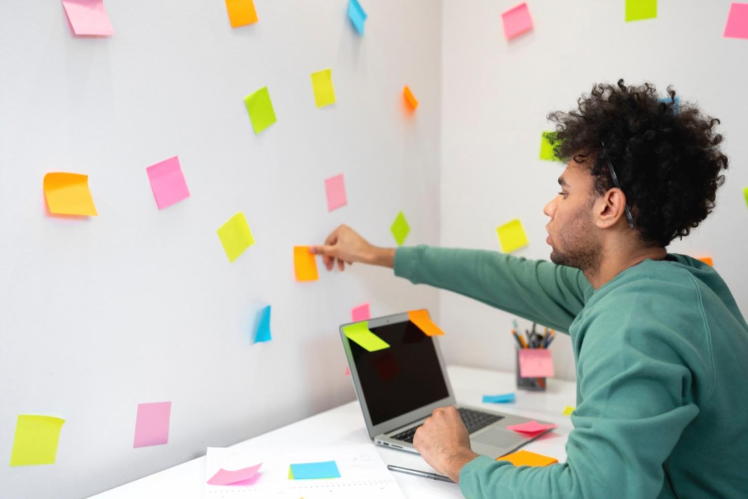 Arbeitsplatz mit Laptop und lokalen SEO-Recherchen